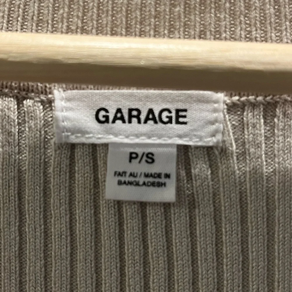 Garage Ribbed Crop V-Neck - Picture 2 of 3